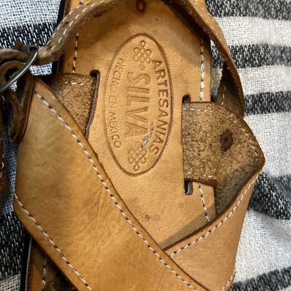Brand new kids size 6 Silva Tan Sandal - Picture 3 of 4
